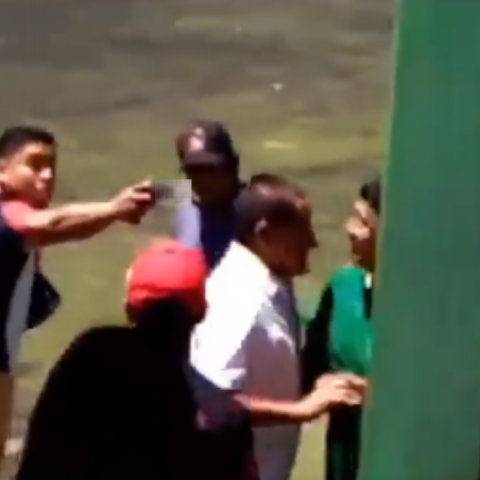 Hombre saca arma en partido amateur