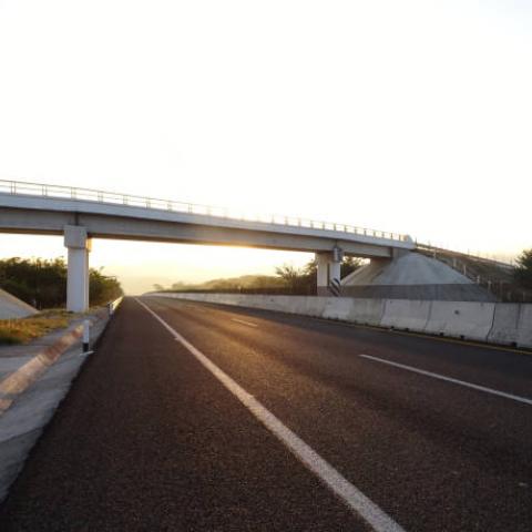 Despojan de camioneta y dinero a empresarios en autopista Lagos de Moreno-Guadalajara