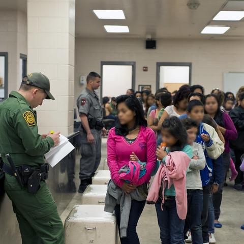 "Liberan" a 8 mil migrantes en San Diego; ciudad declara crisis humanitaria