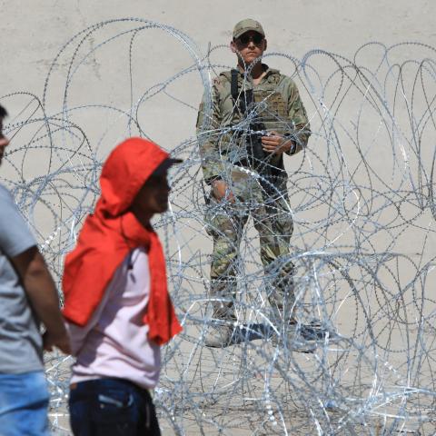Cerca de 300 migrantes declararon haber sido disueltos violentamente por guardias de los Estados Unidos.