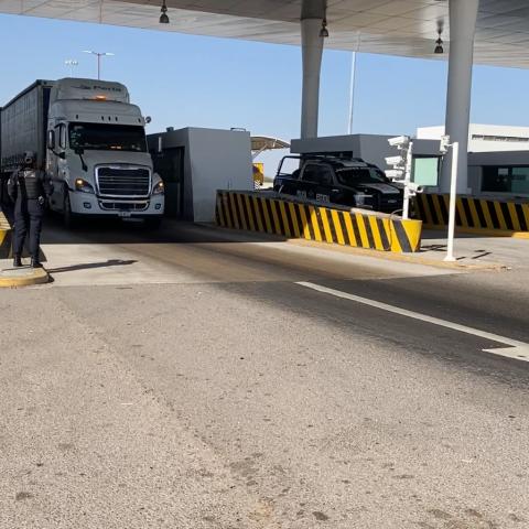 Puerta de acceso en carretera