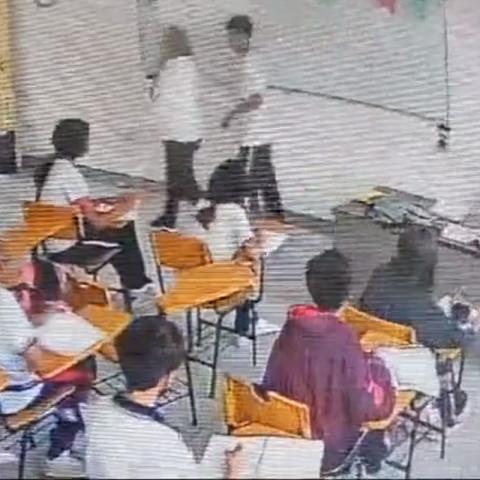 [Video] Estudiante de secundaria en Coahuila ataca a su maestra con arma blanca 