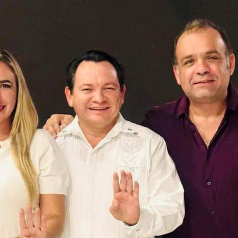 Declina a favor de "Huacho" Díaz Mena.