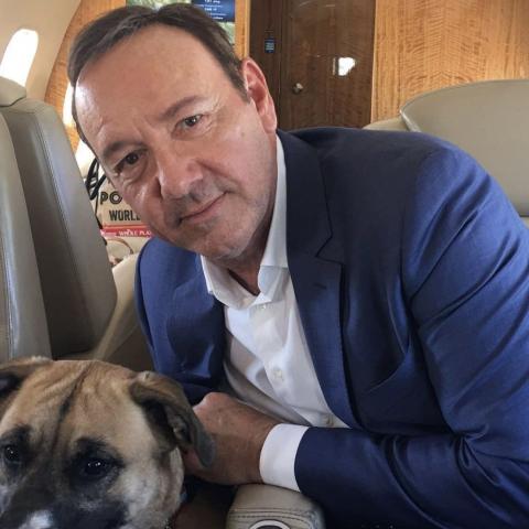 Hombre acusa a Kevin Spacey de presionarlo para hacerle favores íntimos