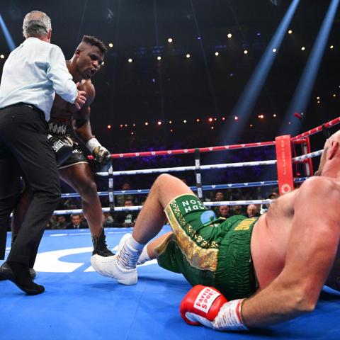 ¿Invicto? Tyson Fury vence a Francis Ngannou de manera controversial