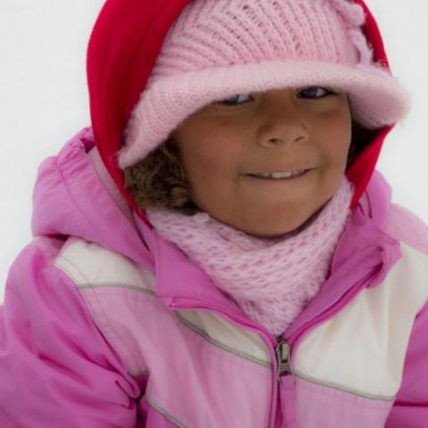 Niña con chamarra 