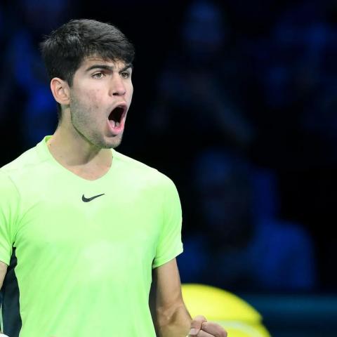Carlos Alcaraz derrota a Daniil Medvedev en los cuartos de final del ATP Finals 2023