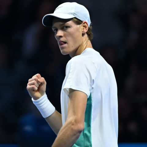 Sinner derrota a Djokovic