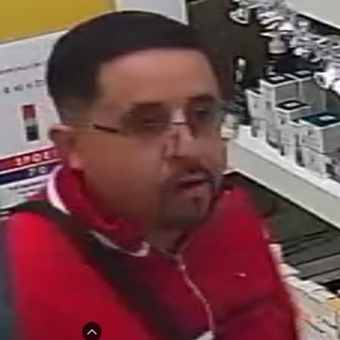 Una cámara de seguridad captó el momento en el que robó un producto de una farmacia dermatológica
