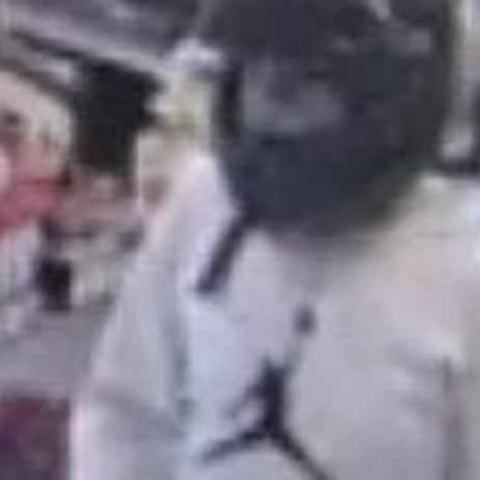 Un cliente que estaba en el mostrador también fue despojado de su teléfono celular