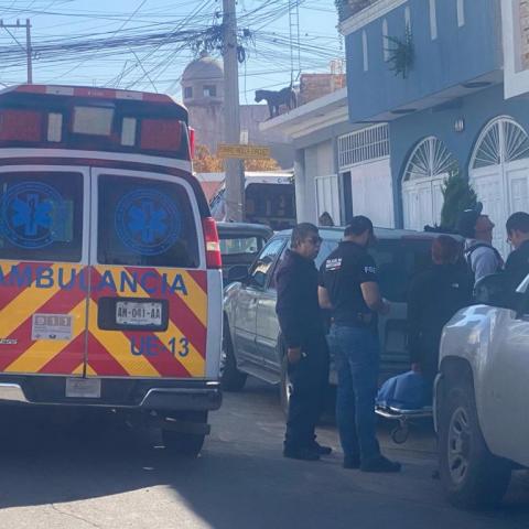 Al subir material a la azotea de un segundo piso, tocó por accidente el tendido eléctrico y sufrió una aparatosa caída