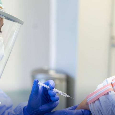 La vacuna anti–COVID de Pfizer ya se puede comprar en farmacias privadas de México