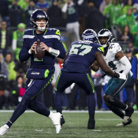 Una intercepción de Julian Love le brindó la victoria a Seattle en los últimos segundos del partido.