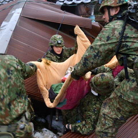 Más de 80 muertos por sismo en Japón; aún hay decenas de desaparecidos