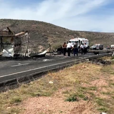Un muerto calcinado y un desaparecido, el saldo del choque frontal entre dos tráileres