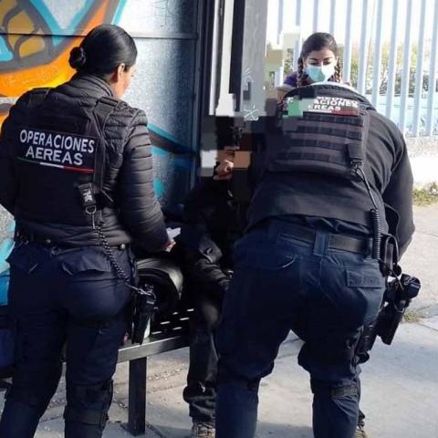 Motociclista resulta herido al estrellarse contra la estructura de una para de camión