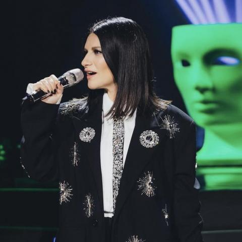Hombre dispara al menos 17 veces durante un concierto de Laura Pausini en París