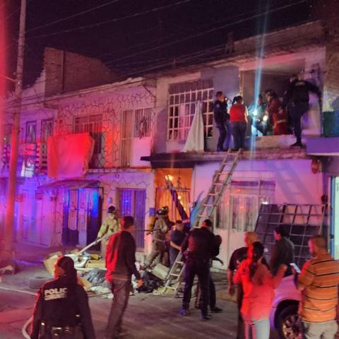 ¡Héroes!, policías y bomberos rescatan a 4 personas de un incendio 