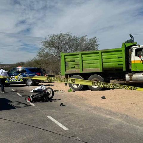 Fue embestido por un camión de volteo que invadió el carril por donde se desplazaba el conductor de la moto