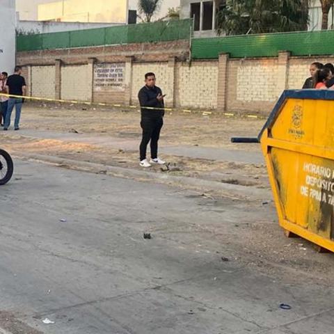 El impactó fue a tal velocidad, que incluso el contenedor se movió de su posición original 