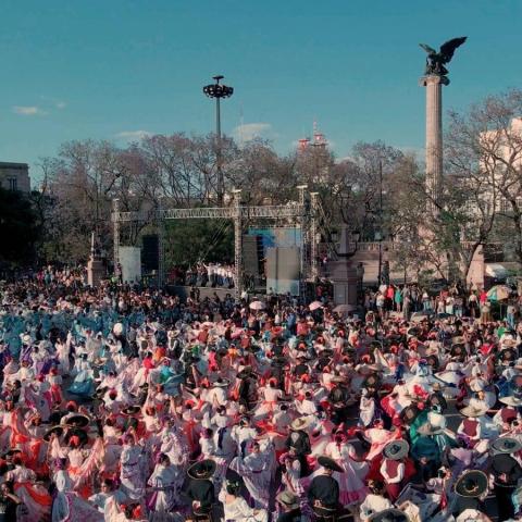 Se realiza la coreografía monumental "Pelea de Gallos" en la plaza principal 
