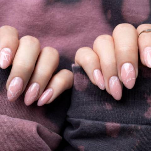 Gel y acrílico para uñas pueden causar alergias en párpados en algunas personas, según dermatólogo 