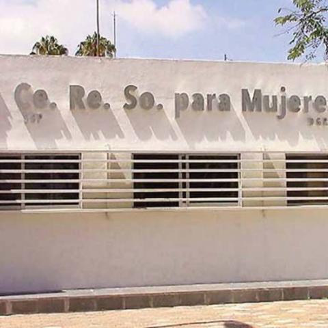 Intentó convencerlo de que vendiera droga para el grupo en el que ella trabaja y ante la negativa lo atacó a "tubazos"