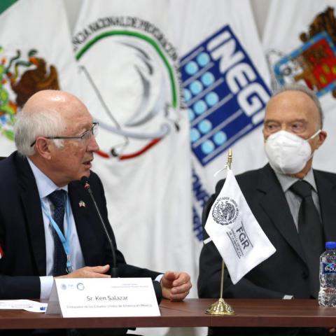Ken Salazar y Alejandro Gertz Manero 