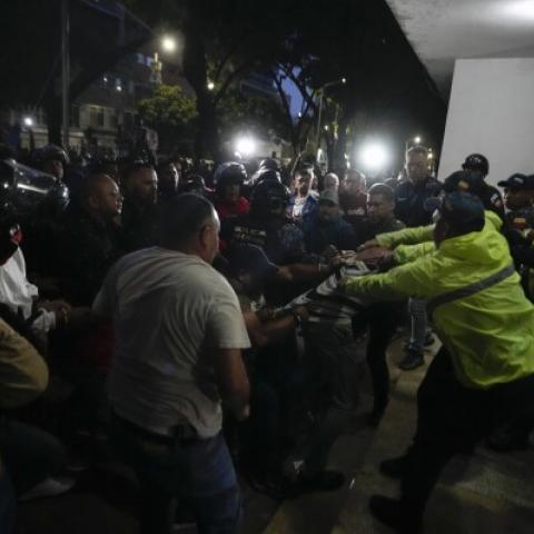 Reportan altercados entre chavistas y opositores durante la jornada electoral en Venezuela
