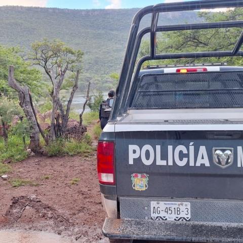 Quedó atrapado con una red que estaba utilizando para pescar