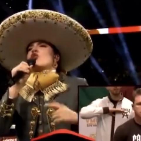 Camila Fernández se equivoca al entonar el Himno Nacional y el Canelo reacciona