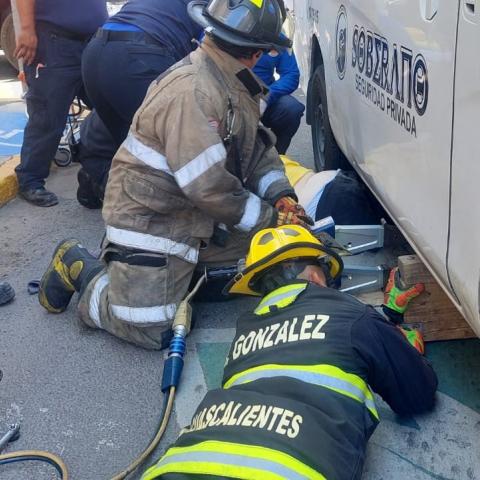 Personal de Bomberos tuvieron que rescatar a la víctima de 69 años que fue trasladada a un hospital