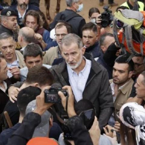 Afectados por las inundaciones en Valencia, le lanza lodo al rey Felipe VI