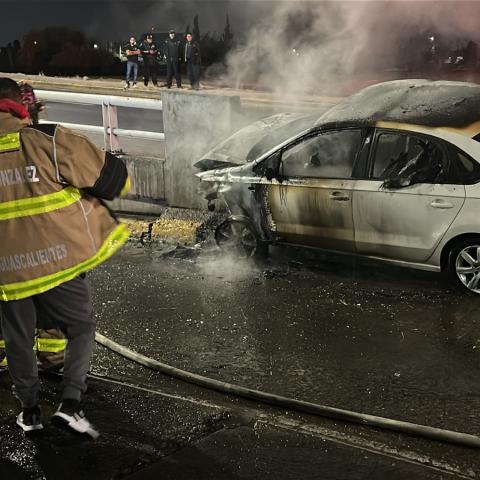 El conductor no eligió a tiempo entre a lateral y la entrada a dicho desnivel y se impactó en la división de concreto