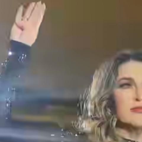 Alicia Villarreal hace señal de auxilio en concierto