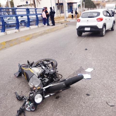 Por flojera realizó una vuelta prohibida y con ello le cerró el paso al conductor de la moto
