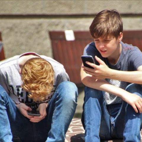 Niños con celulares