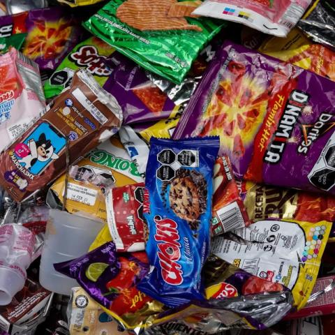 Prohibición de comida chatarra en escuelas: impacto mínimo en el consumo infantil y beneficio para las tienditas