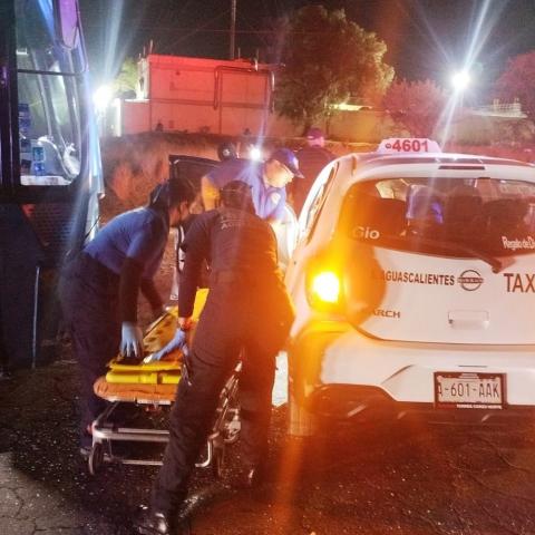 Llevaba a una mujer como pasajera y la cual por fortuna no sufrió heridas tras el choque