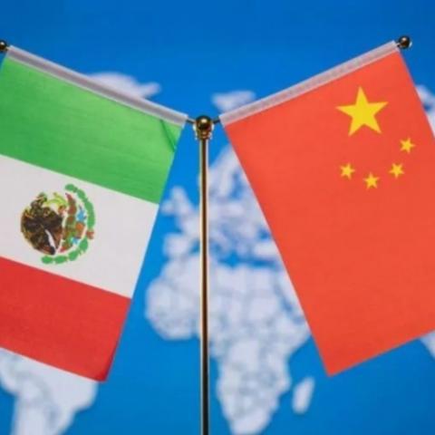Banderas de México y China
