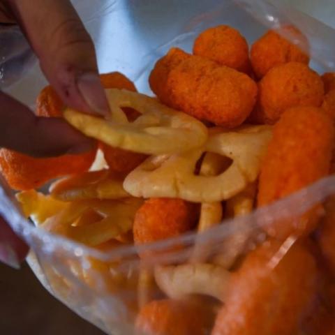 Prohibición de comida chatarra en escuelas ayudaría a reducir su consumo en niños: psicólogo