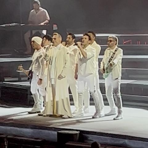 Miguel Bosé cautiva a miles de fans en la Monumental de Aguascalientes