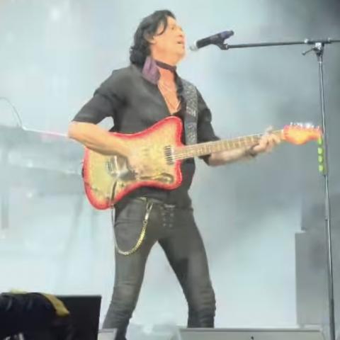 Caifanes recuerda la lucha feminista en el Festival Vive Latino
