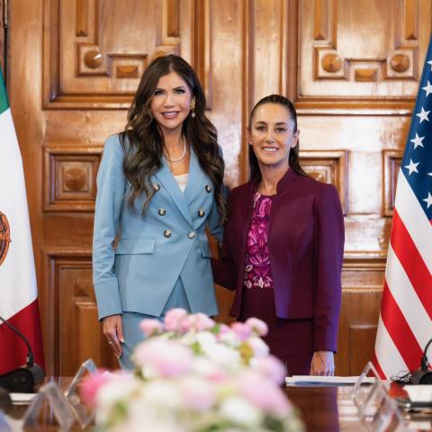 Kristy Noem y Claudia Sheinbaum 