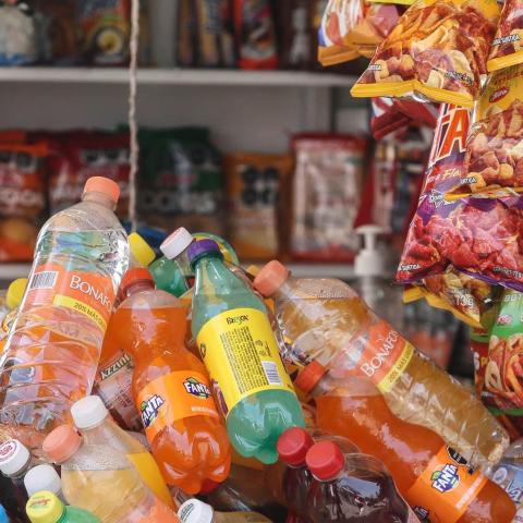 Padres de familia respaldan prohibición de comida chatarra en escuelas 