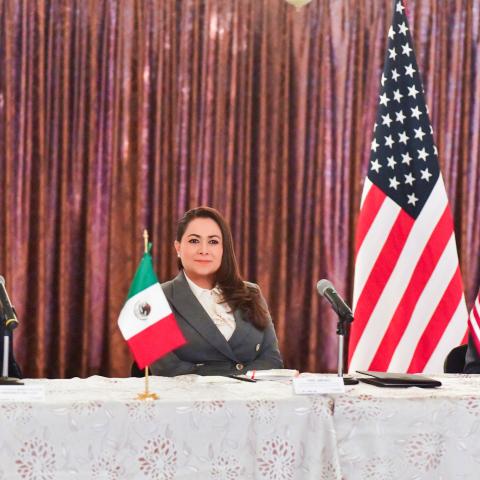 Tere Jiménez con autoridades de Arizona