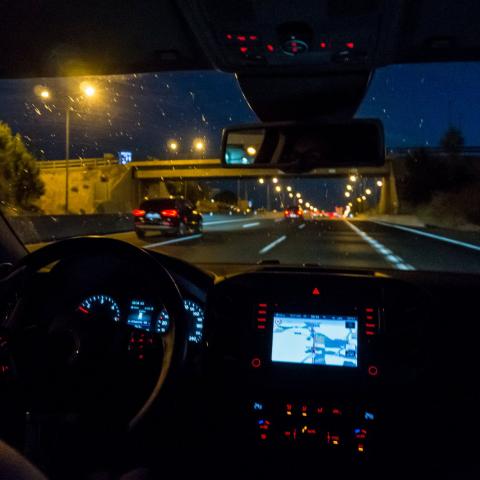 Por seguridad, transporte pública deberá transitar con luces del interior encendidas