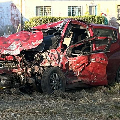 Brincó el camellón central, impactó una camioneta y luego al tráiler doble remolque