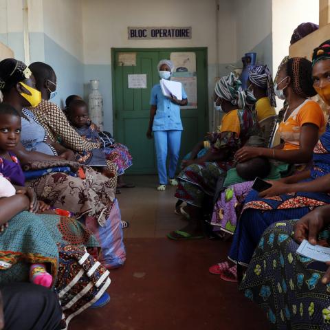 "Millones de vidas están en riesgo por recortes de EU a programas de salud global", advierte la OMS