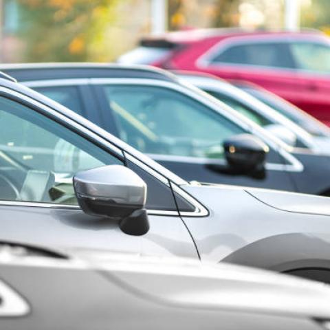 Pide organización que la población haga uso de estacionamientos regulados